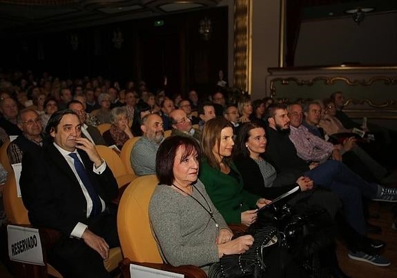 El doctor José Cueto-Felgueroso, en segunda fila, espera para recoger el premio en nombre de todo su equipo. 