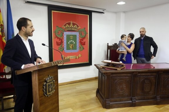 Ángel García durante la celebración con los padres Isaac García y Mariela Ibán y su hija Ayalga. 