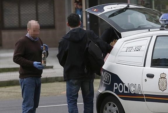 Agentes de la Policía Científica, frente al domicilio de Julio Pardo y Ascensión Amores. 