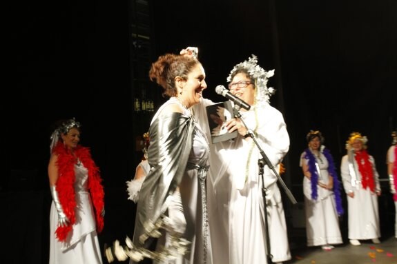 Las integrantes de Efecto M se dirigen al público en la ceremonia de coronación. 
