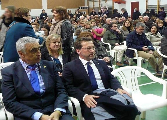 Genaro Alonso (dcha) en el homenaje póstumo al director del CEIP La Paloma, en Castropol, Francisco José López 