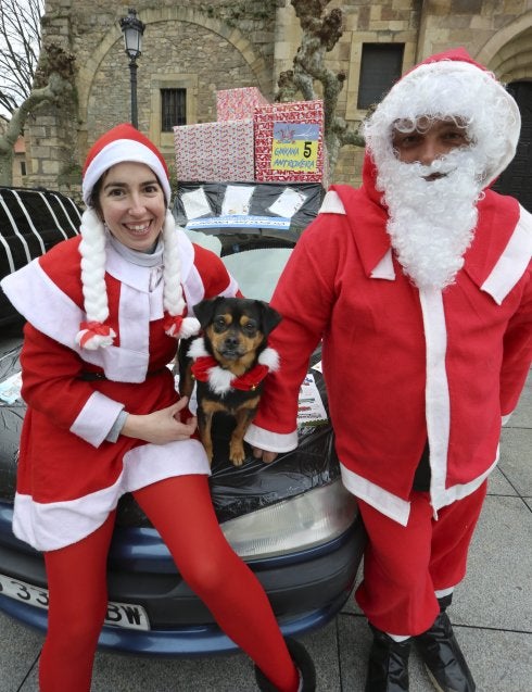 A falta de reno, Merce Rega y Guillermo Muñiz con su perro. 