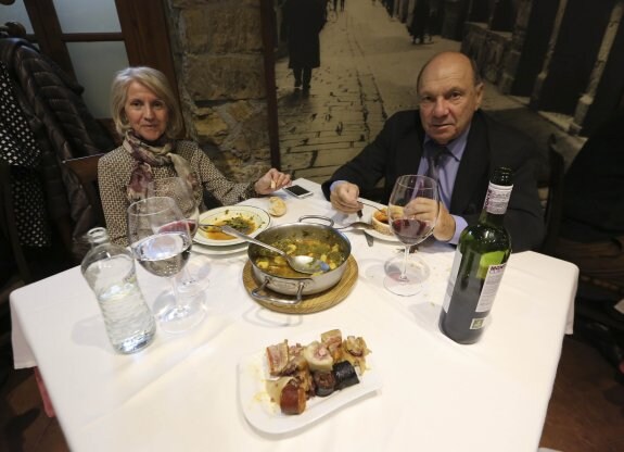 Una pareja degusta un menú de Antroxu en El Alvarín, uno de los restaurantes participantes. 