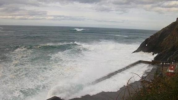 El temporal causa destrozos en el dique que separa las playas segunda y tercera de Luarca