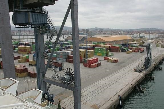 Terminal de contenedores del puerto de El Musel. 