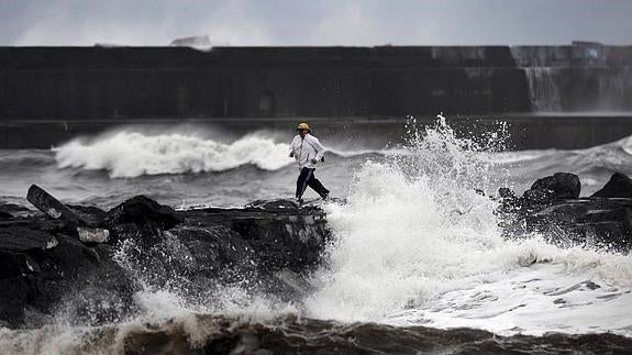 Protección Civil pide no poner en riesgo la vida ante las imágenes espectaculares de las olas