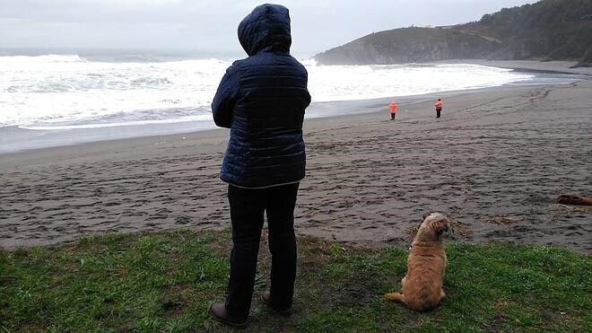 Dina García, con sus perros, en la playa de Frejulfe. 