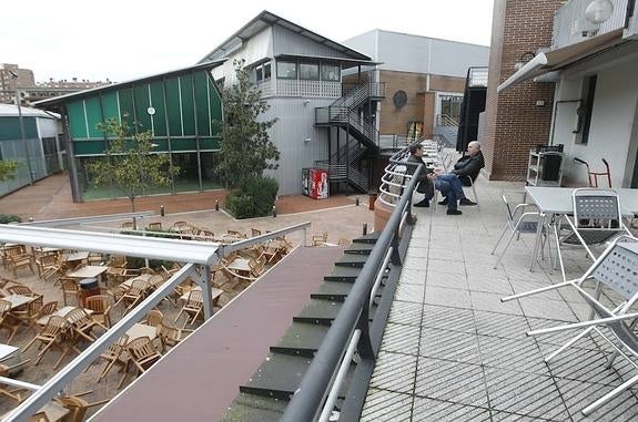 Terraza del Grupo Covadonga anexa a la cafetería. 