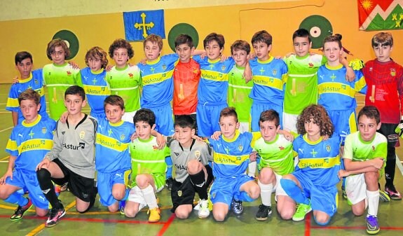Los jugadores del Aller Deportivo y la selección asturiana. :: E. C.