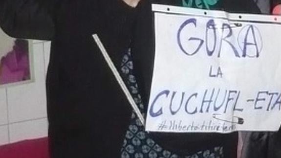 Identificada por la Policía una gijonesa disfrazada de titiritera y con un cartel alusivo a los detenidos en Madrid