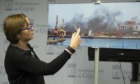 La alcaldesa de Gijón, en la rueda de prensa ofrecida ayer en el Ayuntamiento para analizar el problema de las nubes de carbón que se registran en El Musel. 