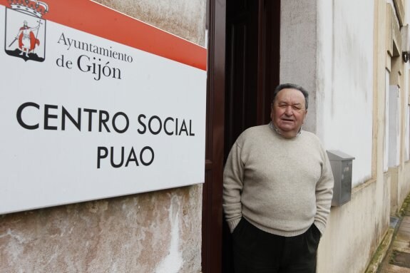 José Ángel Álvarez, a la puerta del centro social de la asociación de vecinos Vegas Bravas de Poago, que preside. 