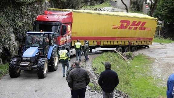 Un tractor remolcó al camión atascado en un desnivel en Vidiago.