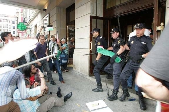 El exedil Jesús Montes, 'Churruca', herido en los enfrentamientos entre simpatizantes de la causa palestina y policías a la puerta del teatro Jovellanos cuando protestaban por la actuación de los israelís Sheketak. 