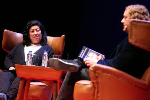 Almudena Grandes, durante su conversación con Pablo Texón en el Niemeyer. 