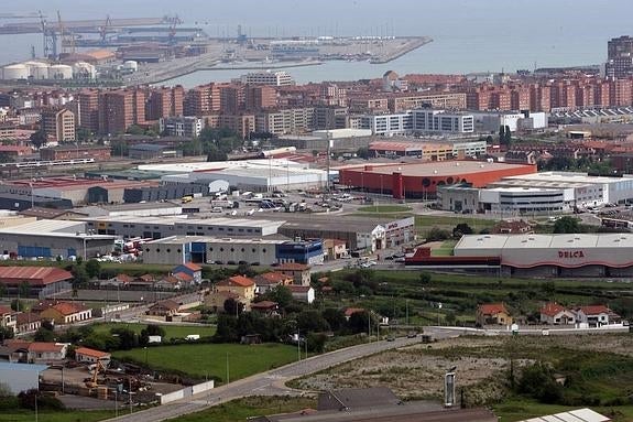Vista área de los barrios del oeste, con El Musel al fondo, donde el nuevo PGO establecerá espacios ambientalmente protegidos. 