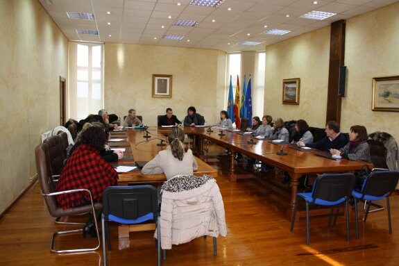 El Consejo Escolar se reunió en el salón de plenos del Ayuntamiento, en Nubledo. 