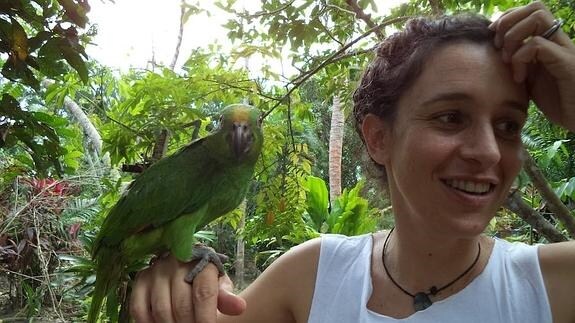 Xana Villa, en Urabá, con una lora llamada Irene.