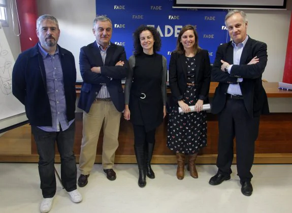 Nacho Carballo, Alfonso del Río, Carmen Comadrán, Cristina Fanjul  y Juan Cepeda, en la sede de Fade en Oviedo. 
