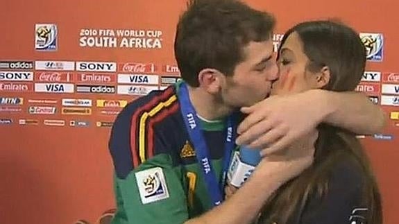 Los aplausos por el beso de Iker y Sara... ¡eran de los Reyes!