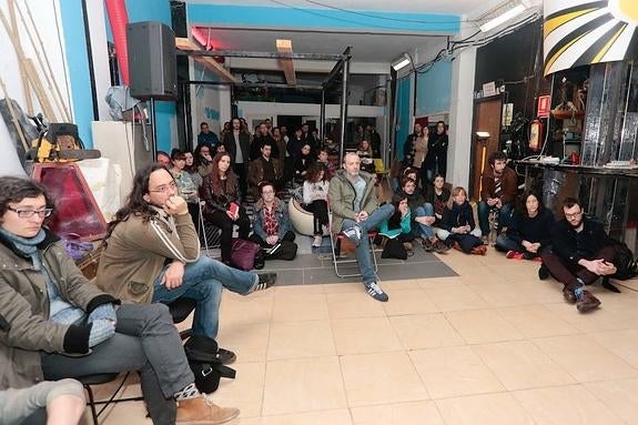 Asistentes a la reunión ayer, en La Múnster. 