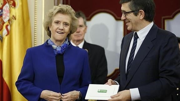 La defensora del Pueblo, Soledad Becerril, ha entregado hoy el informe anual de la institución al presidente del Congreso, Patxi López.