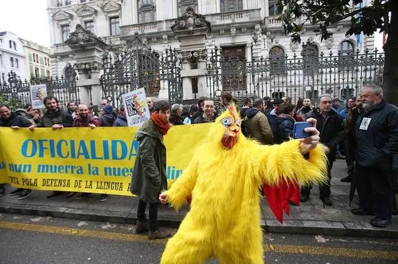 La Pita asturianista se hacía ayer un 'selfi' con los manifestantes frente al Parlamento regional. 