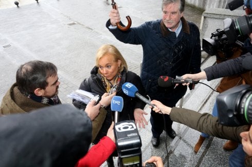 Mercedes Fernández y su marido, Luis Francés, el pasado jueves, a la entrada del juzgado de Lugo. 