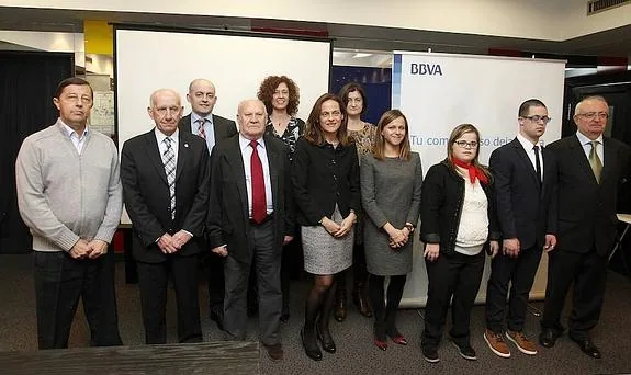 En la primera fila posan Emilio Rodríguez, Rogelio García, Luis Torres, Yolanda Martínez, Paula María Álvarez, Verónica García, Dani Gómez y Alfonso de los Ríos. Por detrás, de izquierda a derecha, Iván García, María del Mar Salinas y Marta Fernández. 