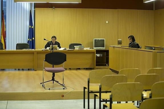 La silla de la mujer acusada de abandono a sus dos hijos, ayer, vacía durante el juicio del Penal número 2. 
