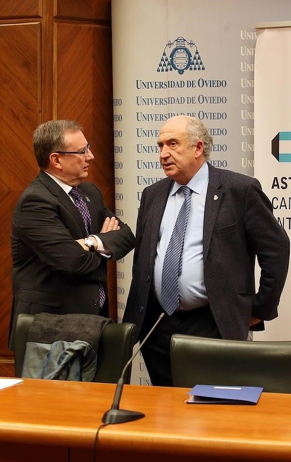 El consejero de Sanidad, Francisco del Busto, y el rector, Vicente Gotor, conversan tras la reunión. 