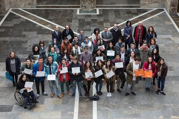 Los estudiantes de primero de Bachillerato finalistas con sus profesores, miembros del jurado y representantes de las entidades colaboradoras de STARTinnova. 