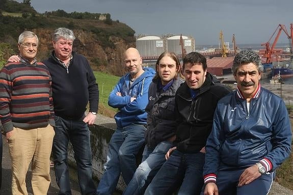 Francisco Labrador, Juan José Barros, Fernando Labrador, Jesús Ángel Armesto, José Ángel García 'Josele' y Miguel de Paz, ayer, en El Muselín, con la regasificadora al fondo. 