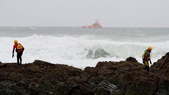 Suspenden la búsqueda del bebé arrastrado por una ola en la playa de Frejulfe en febrero