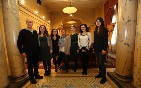 Presentación de 'País Malva' en el Teatro Palacio Valdés, con una representación del colectivo Muyeres. 