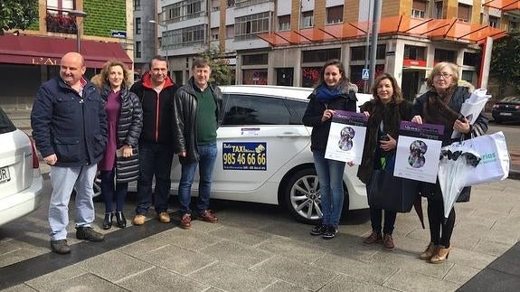 Los taxistas se han sumado al acto reivindicativo celebrado en el Consistorio. 