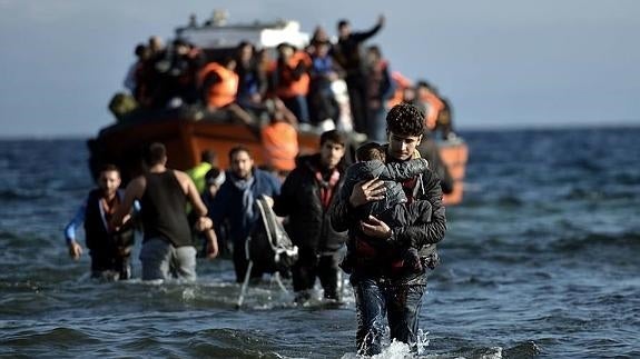 Un grupo de refugiados sirios llega a la isla griega de Lesbos.