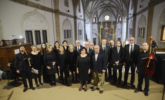 Los intérpretes de la misa de gaita que llenó ayer de emoción asturiana los Jerónimos. 