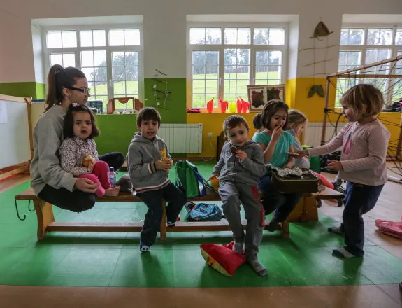Los niños de la escuela de Pillarno y toman su tentempié matinal después de una de sus clases. 