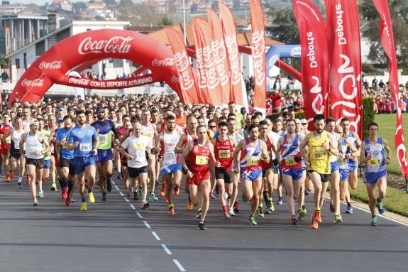 Los corredores toman la salida de los 10 Kilómetros del Grupo en el velódromo de Las Mestas, con Iván Prida (2), Dionisio Martínez (1), Borja de Diego (1241) y Nando Junquera (54) en                 las primeras posiciones de la carrera. 