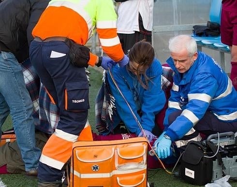 Los servicios médicos de emergencia trataron de reanimar al joven durante veinte minutos .