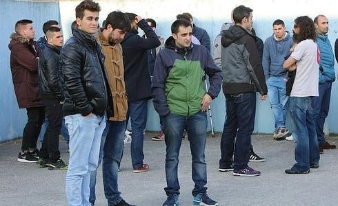 Compañeros de Hugo Suárez, amigos y deportistas de la comarca, abatidos ayer en el tanatorio de Avilés.