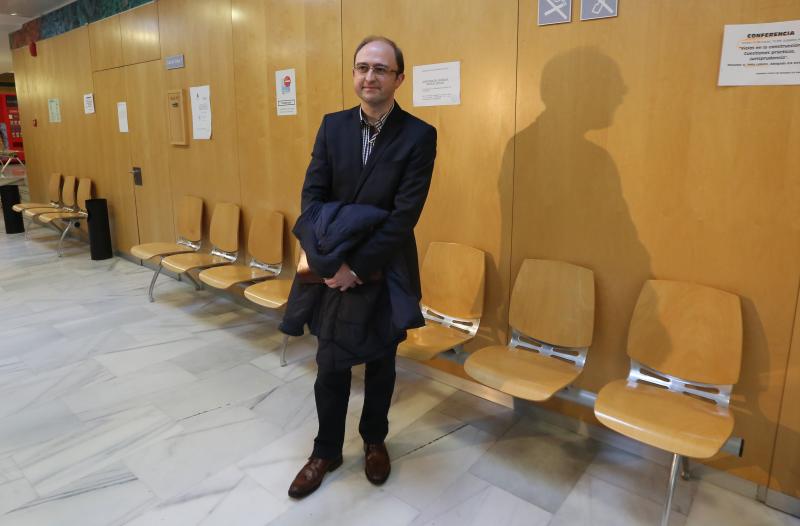 Antonio de Luis Solar, antes de entrar en la sala de vistas