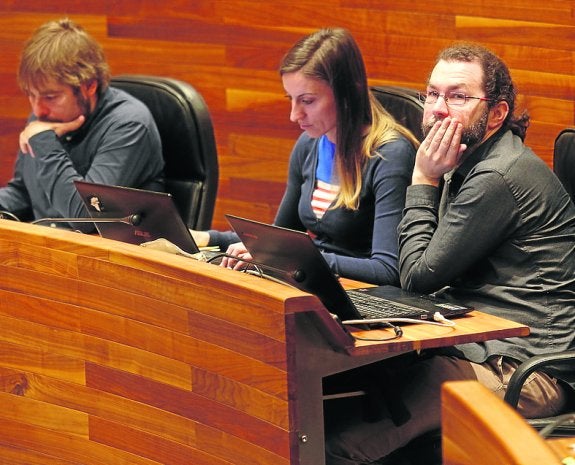 Ripa, Montejo y León, ayer, en el pleno de la Junta. 