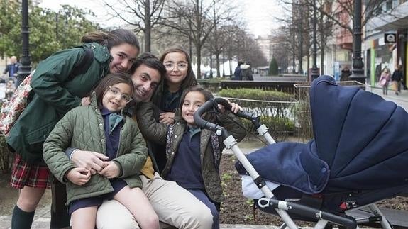 Alfonso Paredes junto a sus cuatro hijas y su niño de tres semanas.