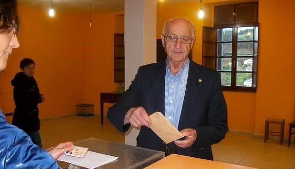 Ramón Rodríguez, en día de las últimas elecciones municipales, a punto de depositar su voto. 