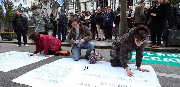 Concentración de protesta convocada por Suatea ante la Junta General del Principado. 