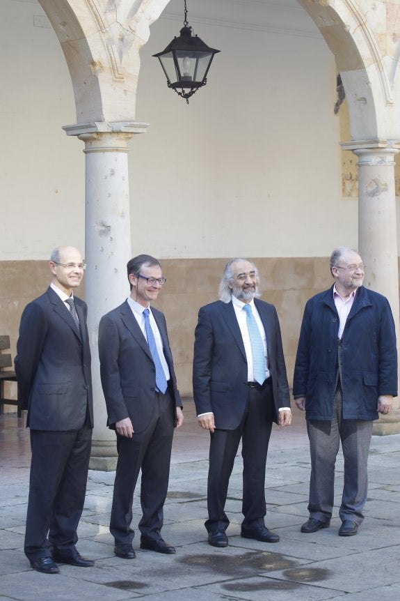 Jorge Luis Parrondo, Jaime Ferrer, Santiago Costa y Leopoldo Tolivar, en el Edificio Histórico de la Universidad. 