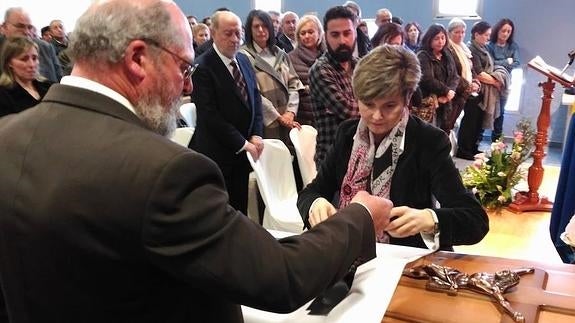 La teniente de alcalde de Villayón, Estefanía González, y el concejal Valentín López colocaron la bandera del Ayuntamiento y un crespón negro sobre el féretro de Ramón Rodríguez. 