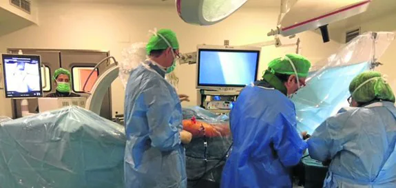 Los dos traumatólogos en una de las operaciones para realizar una artroscopia de cadera en el Hospital Universitario San Agustín. 
